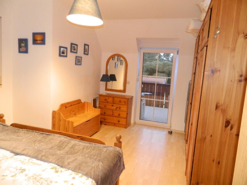 Schlafzimmer mit Zugang zum Balkon