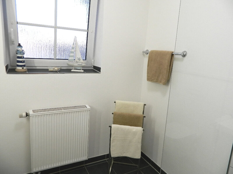 Bad mit Fenster Tageslichtbad mit großer Dusch-Kabine